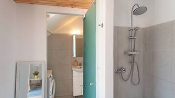 Family Quadruple Room | Bathroom | Shower, hair dryer, towels