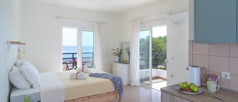 Dobbeltrom, 1 soverom, sjøutsikt, ved stranden | Blendingsgardiner, barnesenger (inkludert) og wi-fi (inkludert)