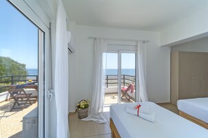 Kahden hengen huone (kaksi sänkyä), merinäköala, rannalla | Pimennysverhot, ilmaiset vauvansängyt, ilmainen Wi-Fi, vuodevaatteet