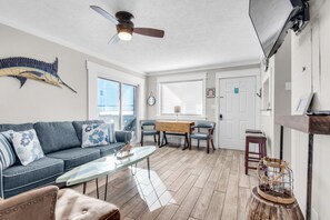 Smart TV - 🌴Across From Beach-2 Pools-Remodeled-Balcony with Views-FinView🌴 (Panama City Beach)