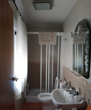 Douche, baignoire à jets, sèche-cheveux, bidet