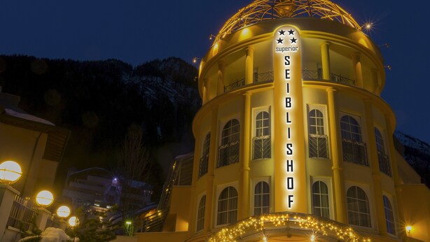 A building with a dome and a sign reading "Superior SEIBLISCHOF".