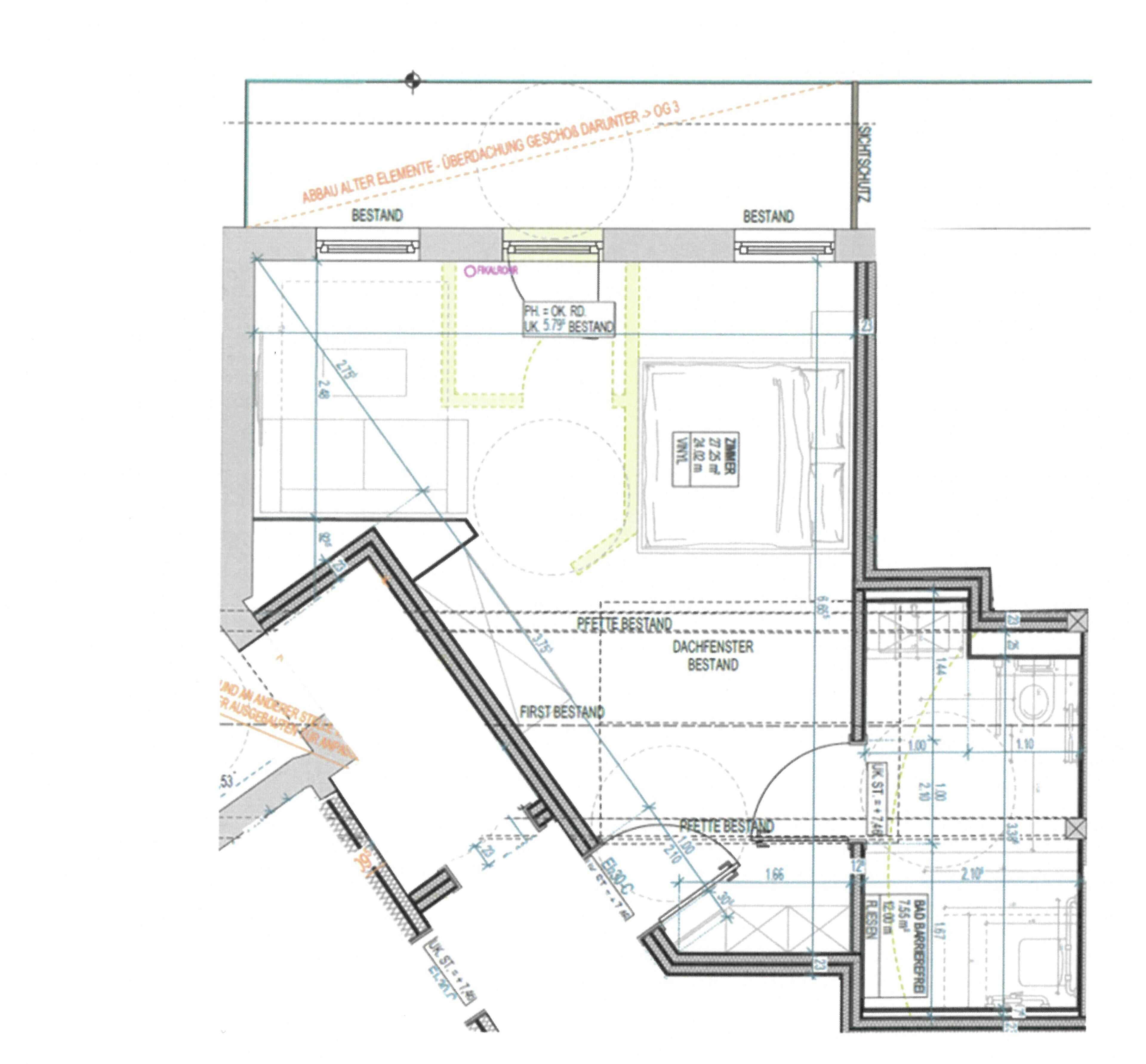 Plano de planta que muestra varias habitaciones, incluyendo una zona central amplia, una habitación más pequeña identificada como 'DACHFENSTER BESTAND' y otra 'FIRST BESTAND' adyacente.