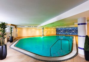 室内游泳池，07:00 至 20:00 开放，日光浴躺椅