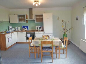 Kühlschrank, Mikrowelle, Ofen, Geschirrspüler