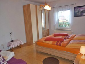 1 habitación, cuna de viaje y ropa de cama