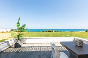 Outdoor dining - Feyre Boutique Mansion-Echoes of the Sea by etouri (Rethymno)