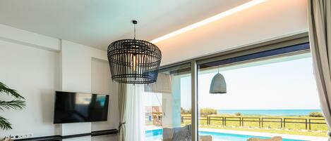 TV, bøker og stereoanlegg