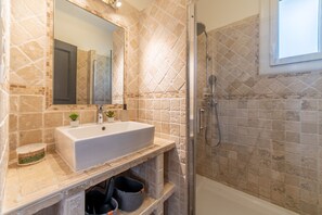 Douche, séchoir à cheveux, serviettes fournies, savon