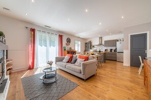 Televisión, chimenea y libros 