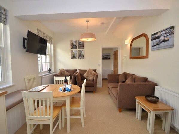 Apartment | Living room - Apartment in 19th-century Building With Communal Garden in Dartmouth (Dartmouth)