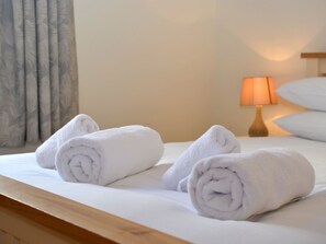 2 bedrooms, bed sheets - Apartment in 19th-century Building With Communal Garden in Dartmouth (Dartmouth)