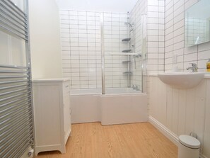 Shower, towels - Apartment in 19th-century Building With Communal Garden in Dartmouth (Dartmouth)