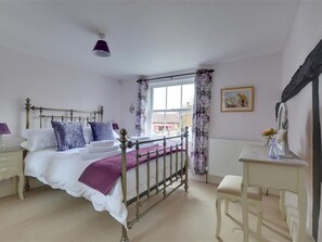 Cottage | 1 phòng ngủ, trang bị nội thất với thiết kế riêng biệt, bộ trải giường 