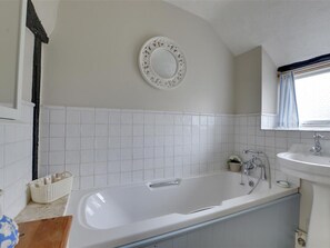 Cottage | Phòng tắm | Vòi sen/bồn tắm kết hợp, máy sấy tóc, khăn tắm 