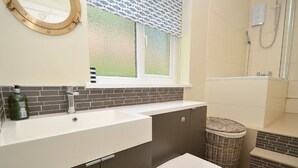 Bañera con ducha, toallas