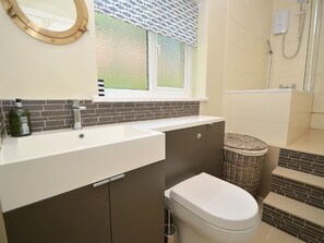 Combined shower/bathtub, towels - Peaceful Holiday Home in Kingswear Devon With Terrace (Dartmouth)
