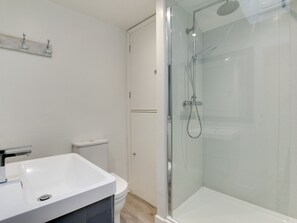House | Bathroom | Shower, towels - Beautiful Holiday Home in Kingsbridge With Garden (Kingsbridge)