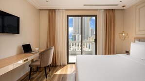 Suite (Double) | Een minibar, een kluis op de kamer, een bureau, een laptopwerkplek