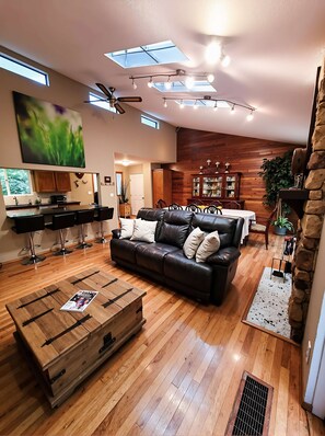 Interior - Marin Riverside Lodge (Maple Ridge)