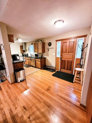 Fridge, microwave, oven, stovetop - Marin Riverside Lodge (Maple Ridge)