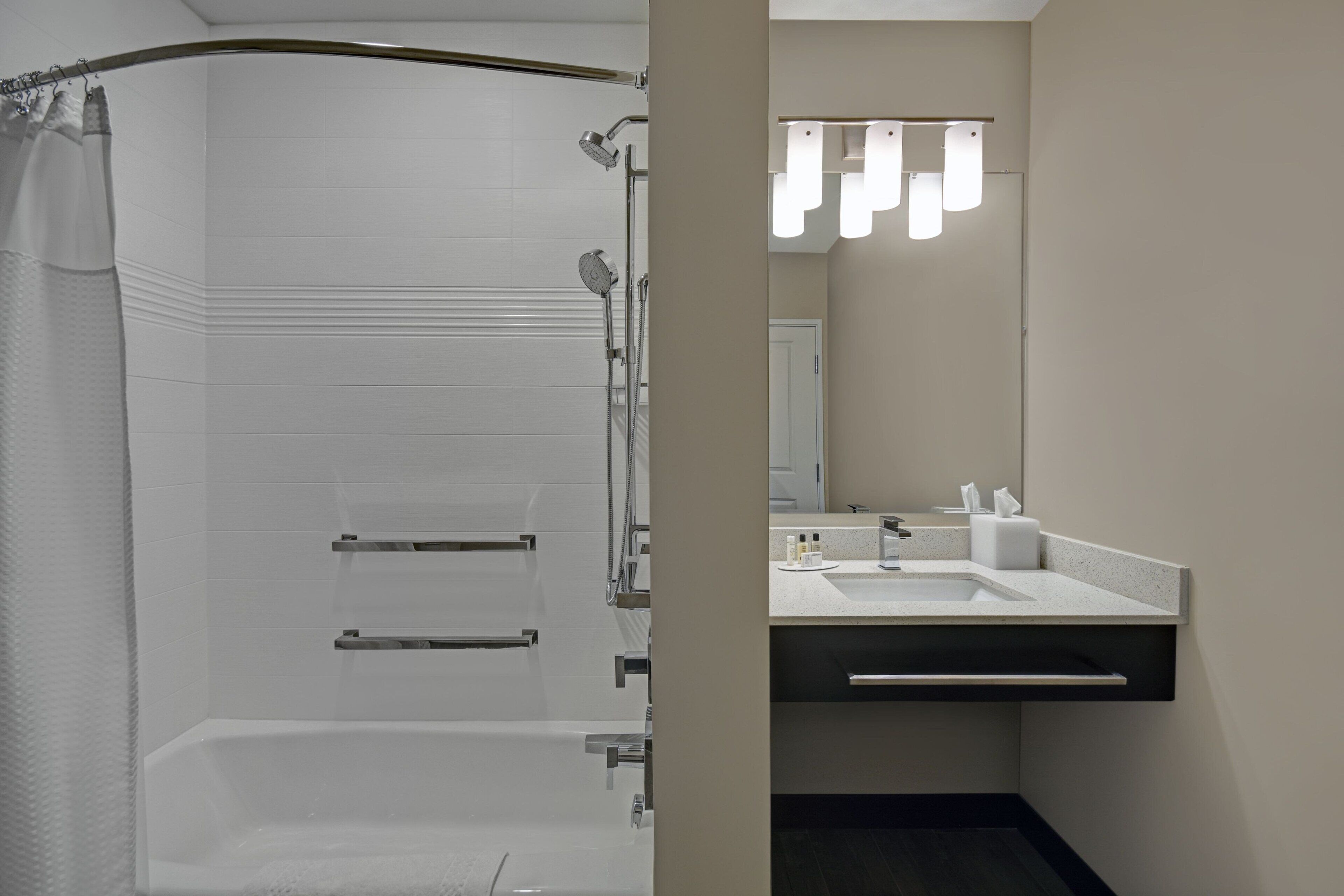 Une salle de bain moderne équipée d’une douche, de toilettes et d’un lavabo.