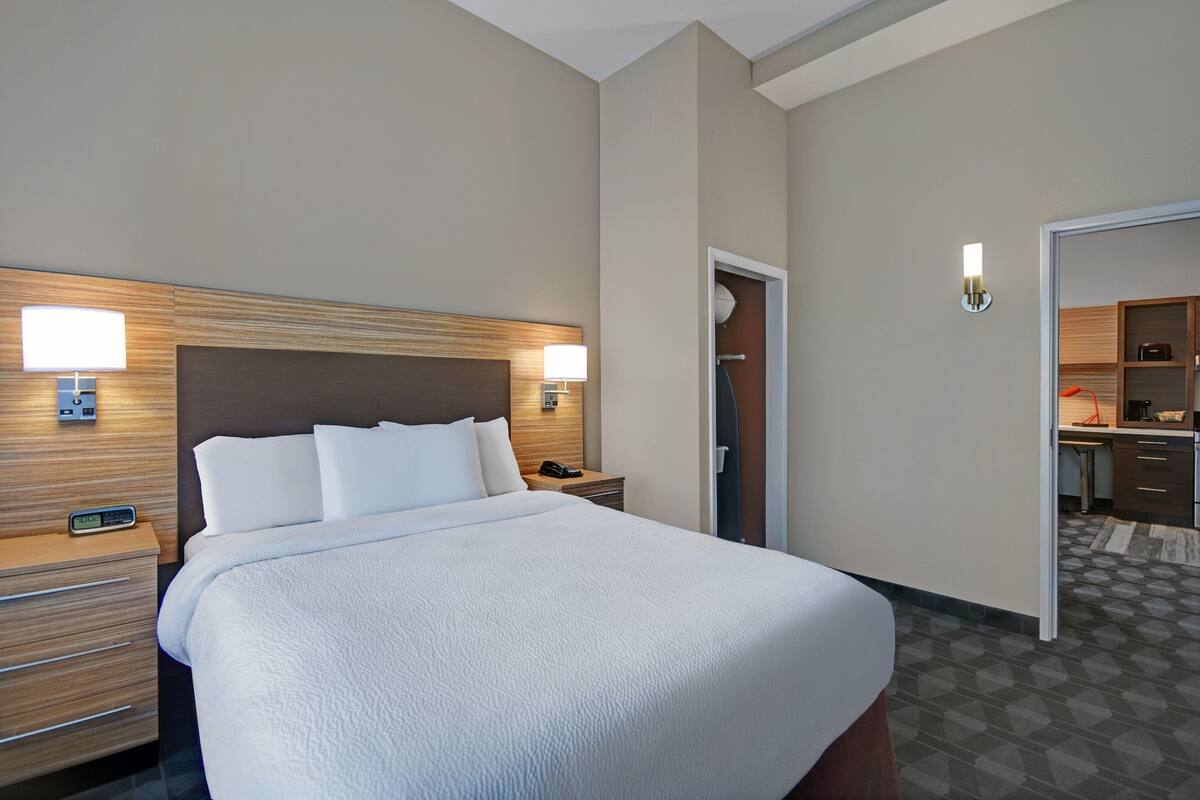 Suite, 1 kamar tidur | Brankas, setrika/meja setrika, tempat tidur bayi, dan seprai linen