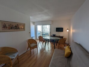 TV - **Central Arcachon: Charming 1BR Apartment with Terrace & Parking Near Beach** (Arcachon)