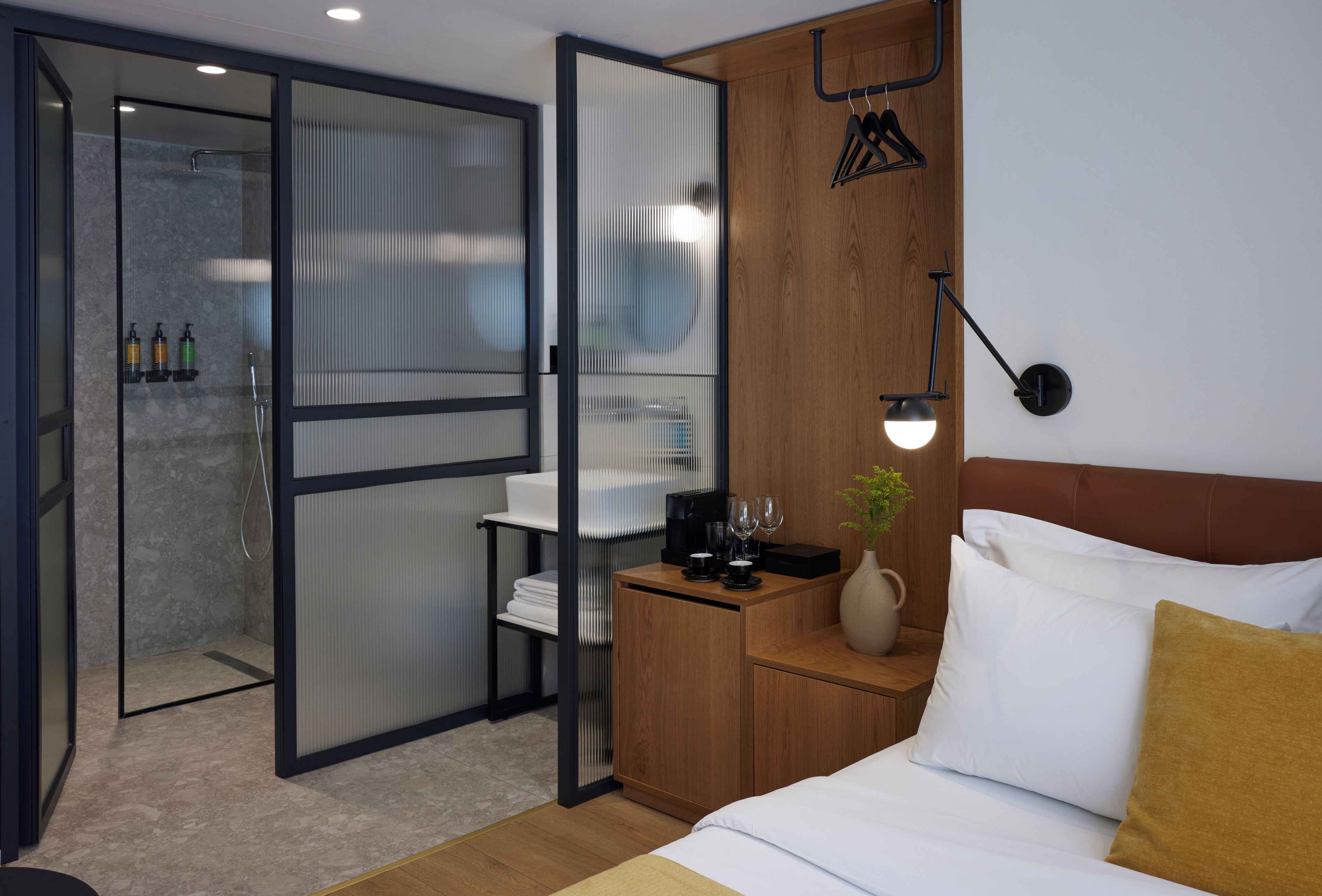 Compact Urban Room | 高級寝具、ピロートップベッド、ミニバー、セーフティボックス (室内)