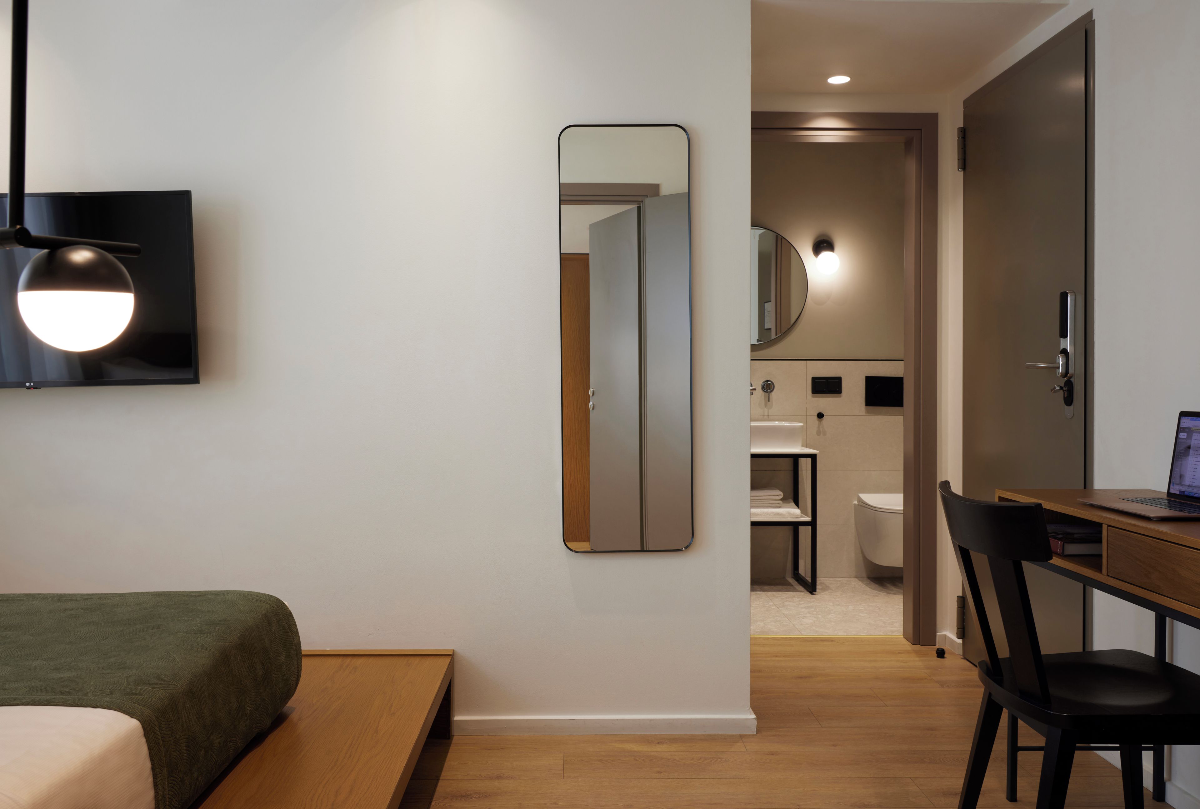 Compact Urban Room | Ropa de cama de alta calidad, camas con pillow-top y minibar 