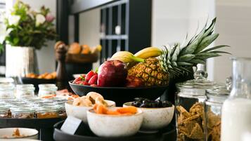 Petit déjeuner buffet (12 EUR par personne)