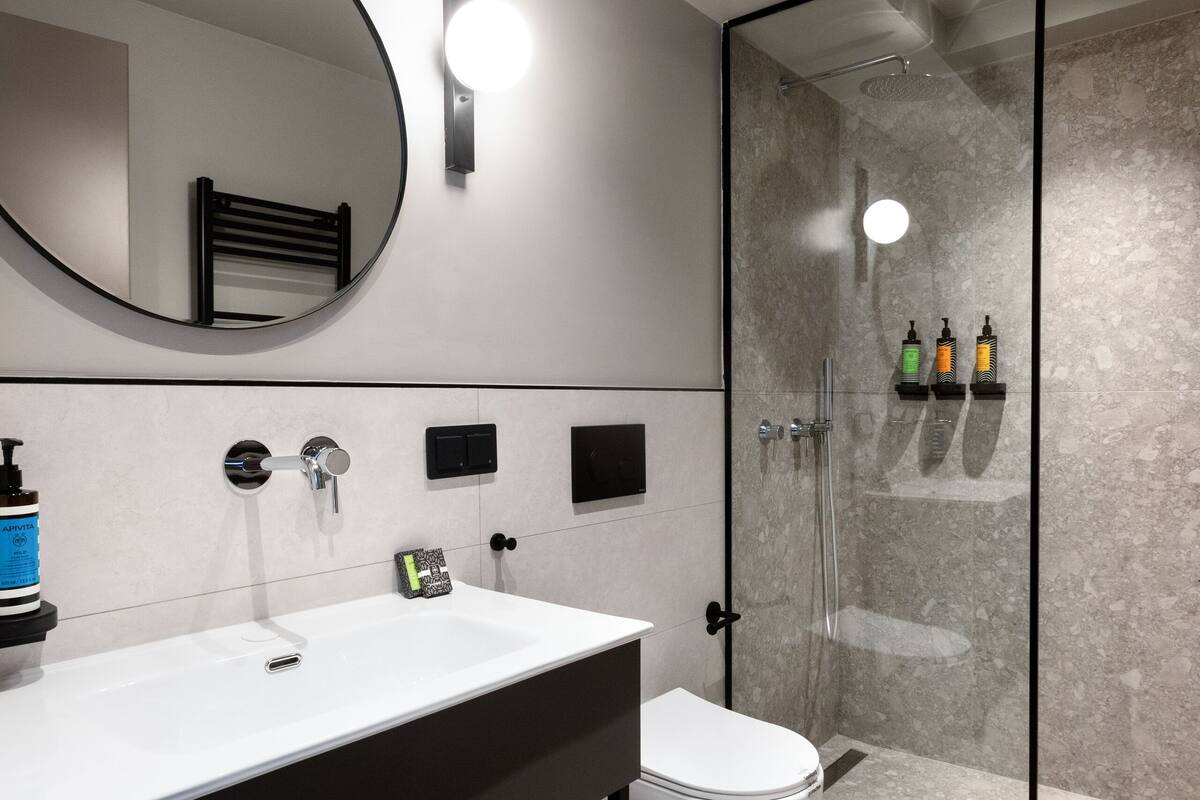 loft | bathroom | shower, rainfall showerhead, free toiletries, hair dryer