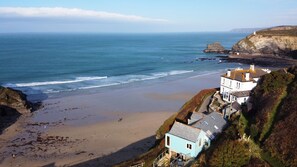 On the beach - Stunning front line Beach House with incredible sea views, parking & garden (Portreath)