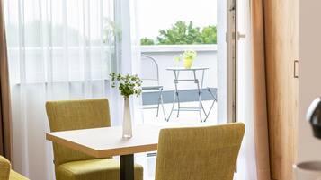 Suite junior, patio | Escritorio, insonorización y wifi gratis