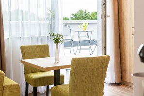 Junior Suite, Patio | Desk, soundproofing, free WiFi - Aparthotel Am Pfaffenstein (Klein-Winternheim)