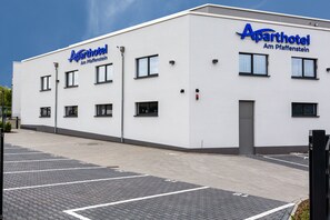 A modern building with the sign "Aparthotel Am Pfaffenstein" indicating a hotel. - Aparthotel Am Pfaffenstein (Klein-Winternheim)