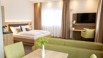 Junior-Suite, Terrasse | Schreibtisch, schallisolierte Zimmer, kostenloses WLAN