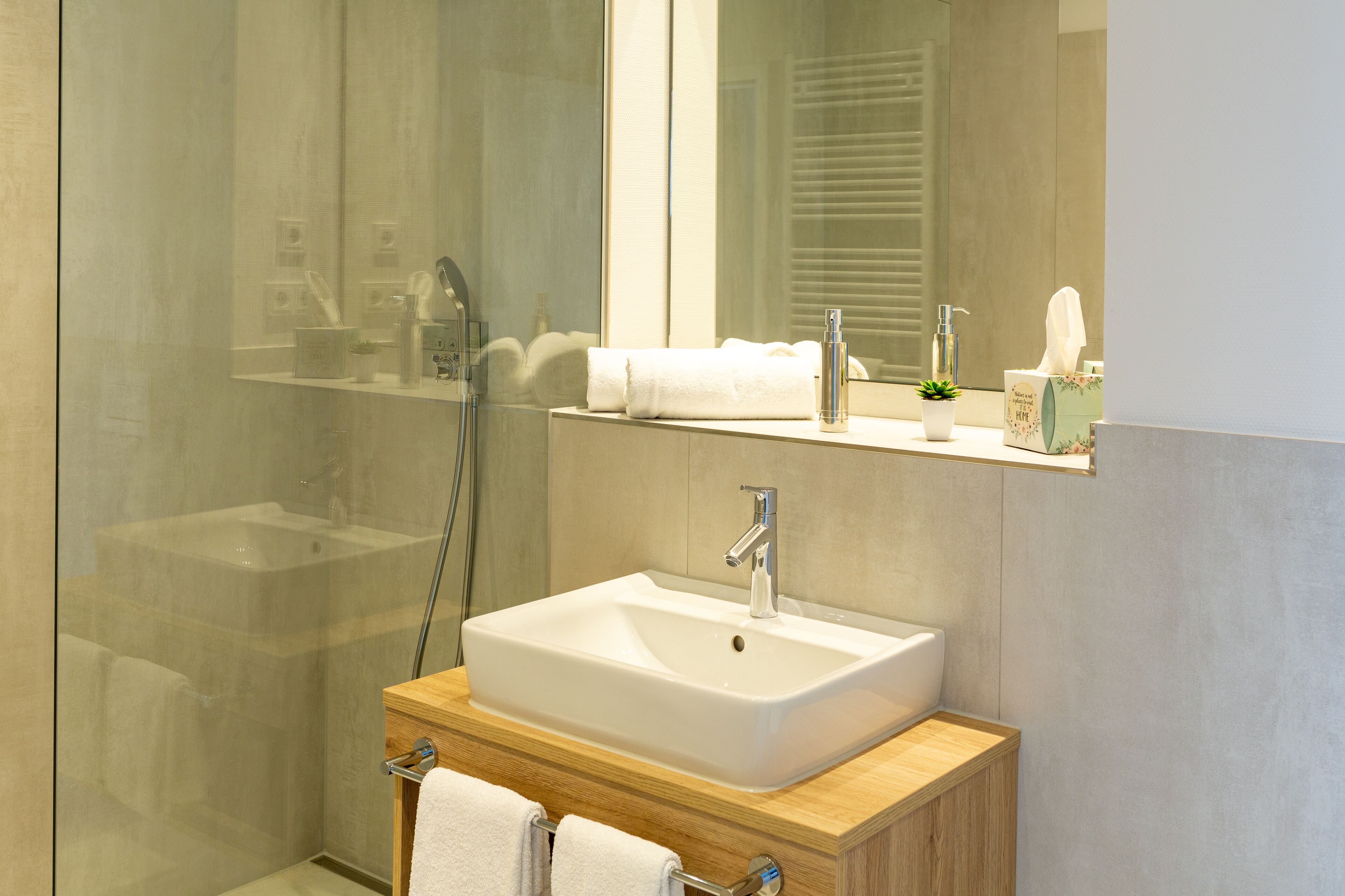 Dusche, Regendusche, Haartrockner, Handtücher