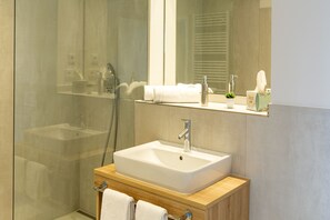 Douche, douche à « effet pluie », sèche-cheveux, serviettes fournies