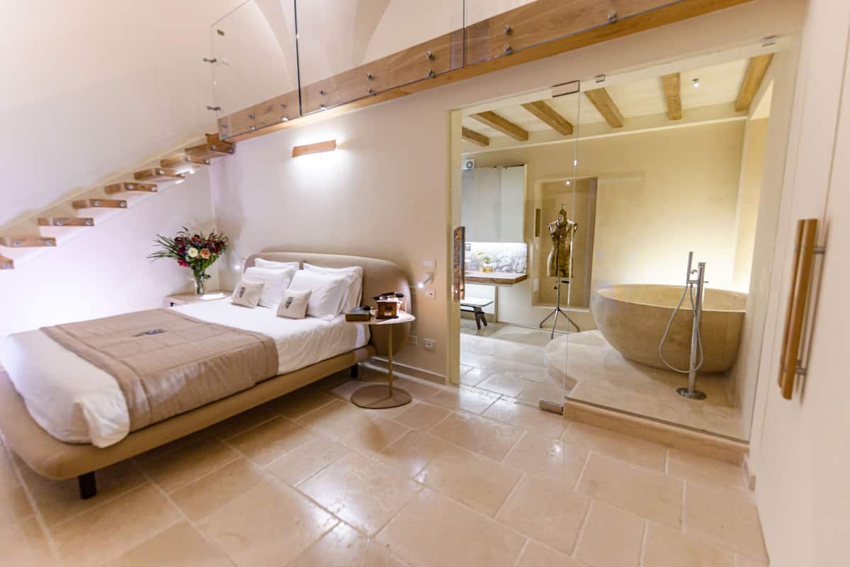 Executive Suite (Del Santo)