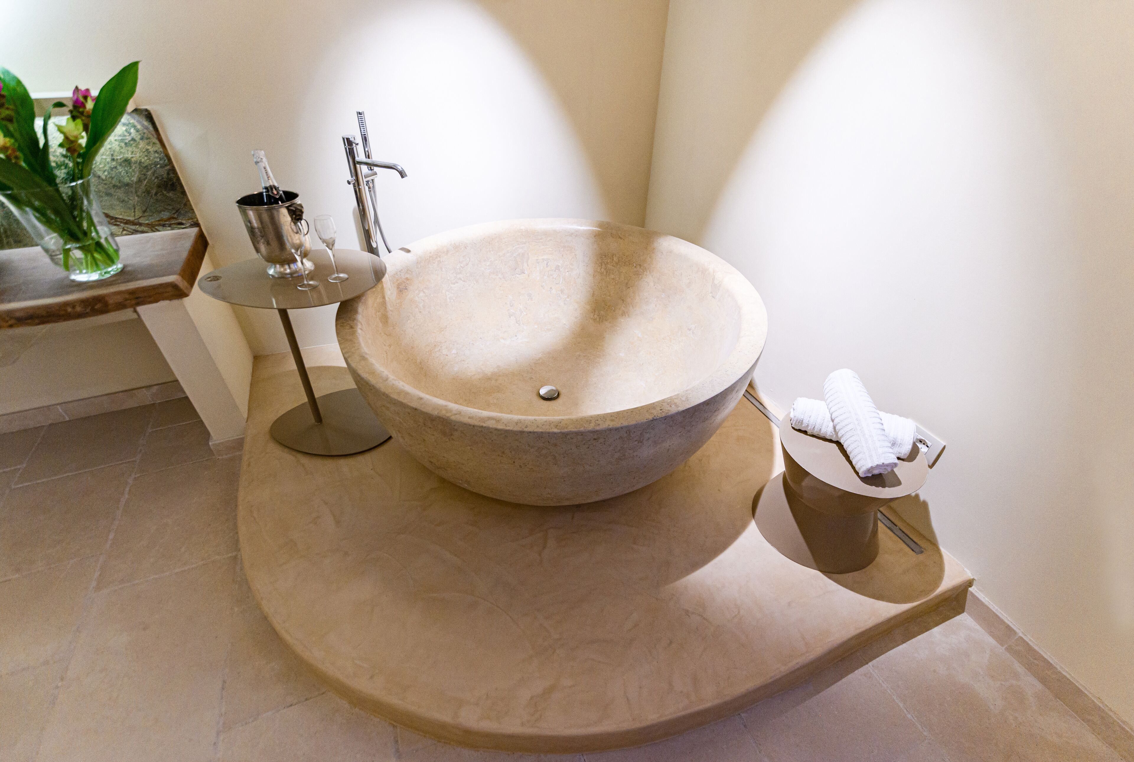 deluxe room (suppinna ovest) | bathroom | free toiletries, hair dryer, slippers, bidet