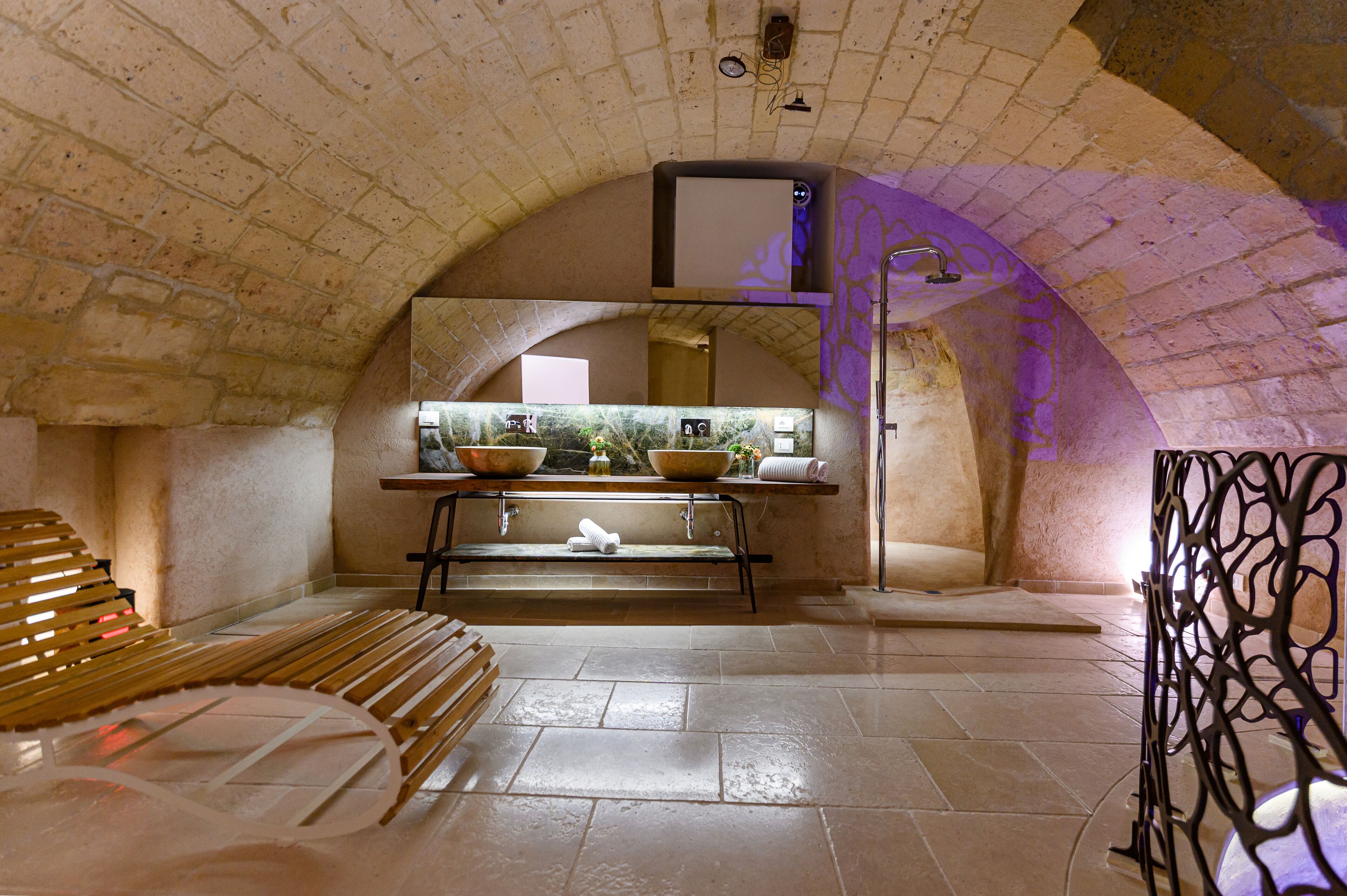 grand deluxe suite ninfeo | bathroom | free toiletries, hair dryer, slippers, bidet