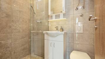 Studio phong cách cổ điển | Phòng tắm | Buồng tắm vòi sen, máy sấy tóc, khăn tắm, giấy vệ sinh