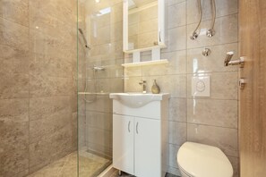 Estudio clásico | Baño | Ducha, secador de pelo, toallas y papel higiénico
