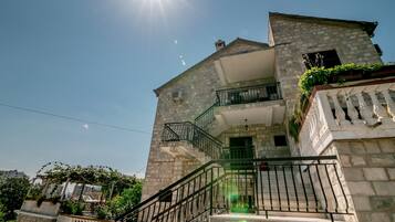 Bagian depan properti