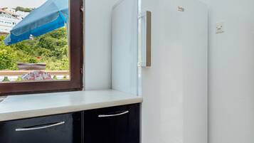 Lemari es besar, kompor, dan peralatan masak/sendok-piring