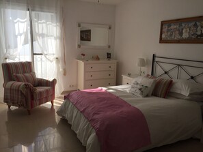 3 slaapkamers, een strijkplank/strijkijzer, wifi, beddengoed