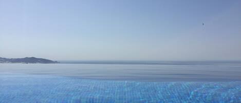 Una piscina con borde infinito
