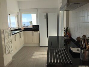 Grand réfrigérateur, micro-ondes, four, plaque de cuisson