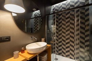Douche, sèche-cheveux, bidet, serviettes fournies